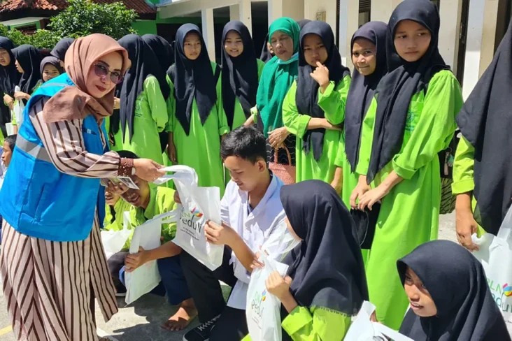 YBM PLN UP3 Bekasi Salurkan...