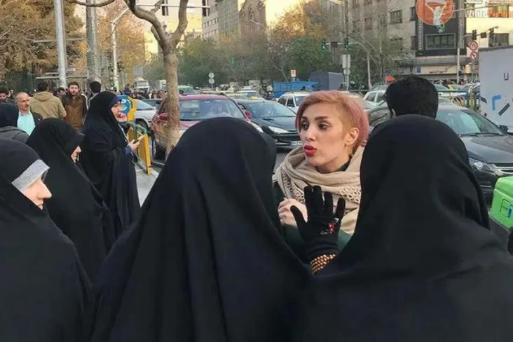 Polisi Iran Gelar Razia,...