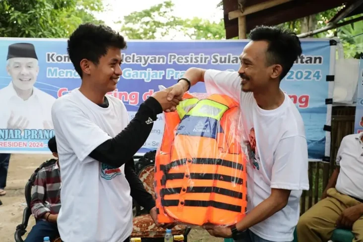 Nelayan Gowa Dapat Bantuan...