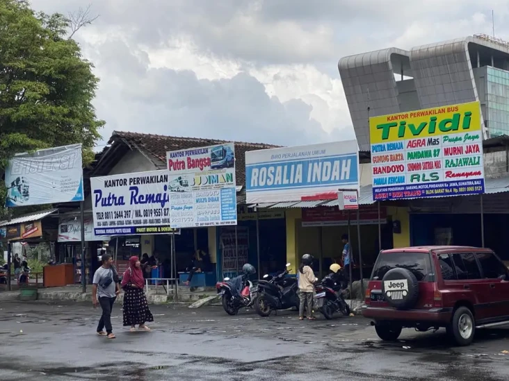 Penumpang di Terminal...