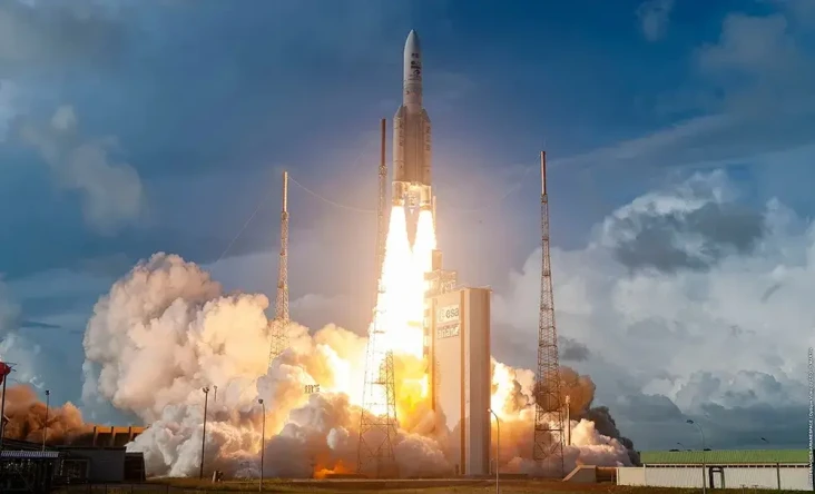 Roket Ariane 5 Diluncurkan...