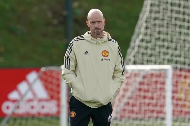 Manchester United Dihantam...
