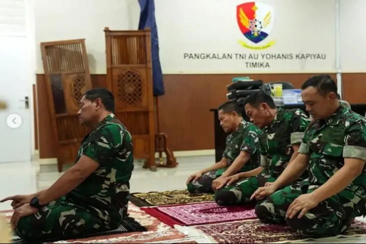 Tiba di Papua, Panglima...