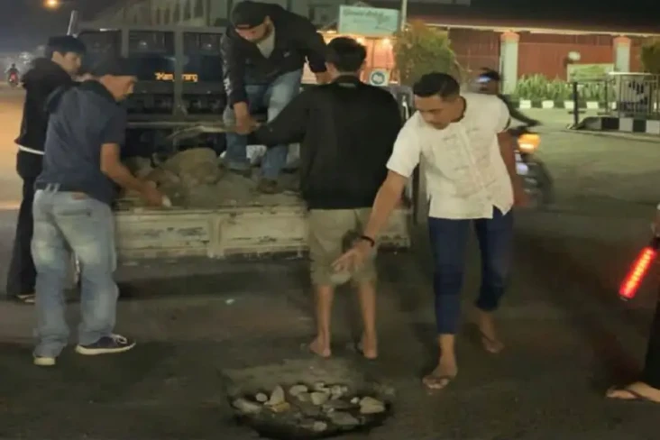 Prihatin Jalan Rusak...