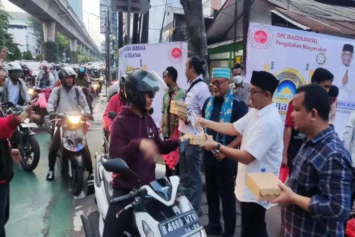 Ikadin Bagikan 500 Nasi...