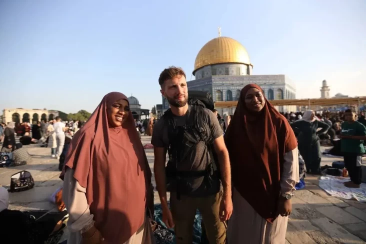 Pemuda Muslim Ini Jalan...