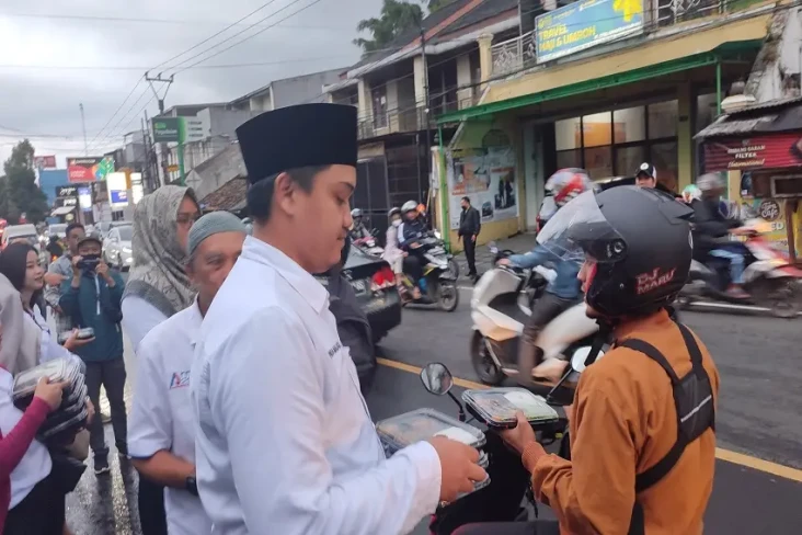 Sebar Ratusan Paket...