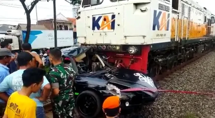 KA Jayabaya Tabrak Mobil...