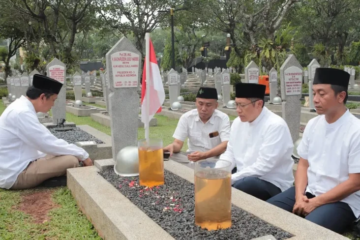 Anas Urbaningrum Ziarah...