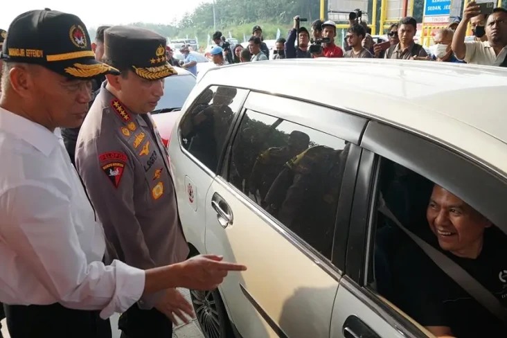 Pengamat Lihat Arahan...