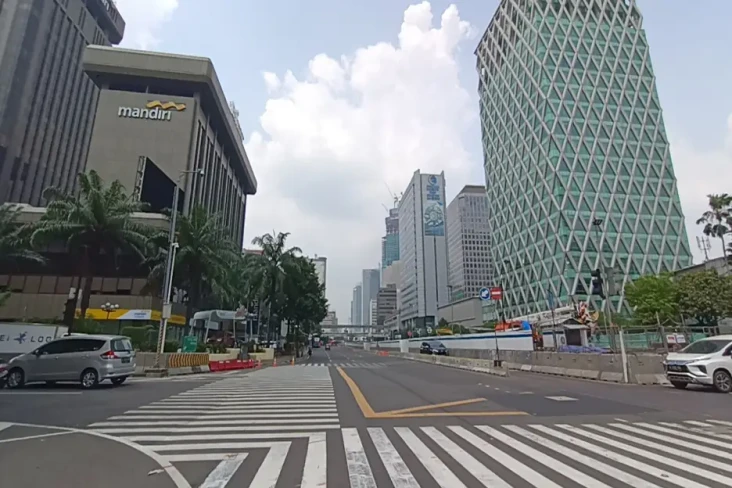 Ditinggal Pemudik, Jalan...