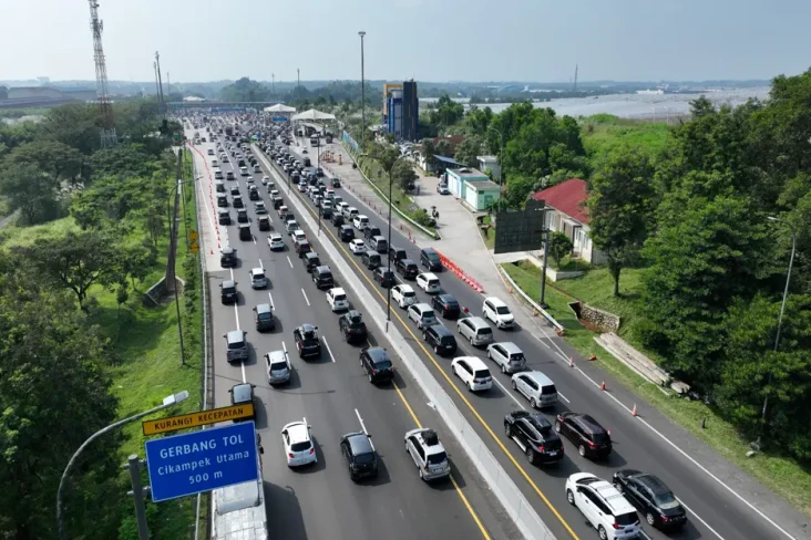 Arus Mudik Tol Jakarta-Cikampek:...