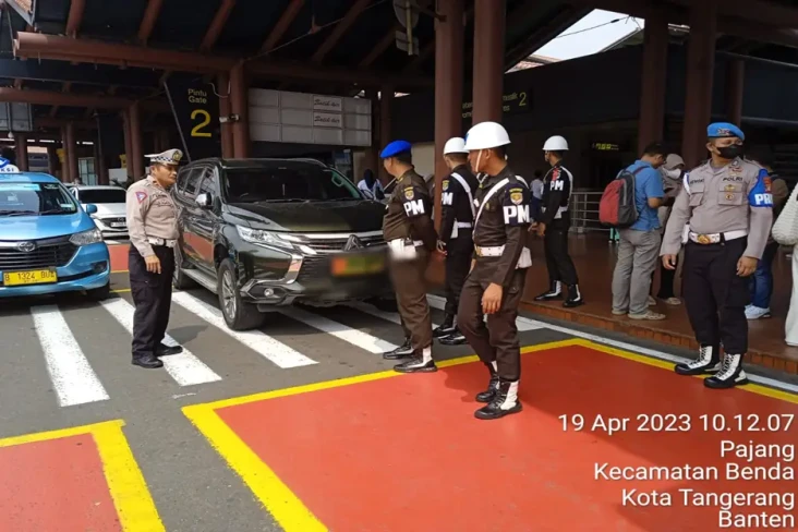 Parkir Sembarangan di...