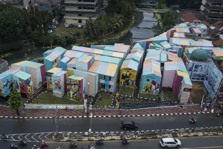 Warga Kampung Gembira...