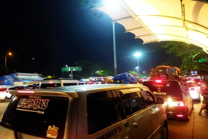 Pelabuhan Merak Penuh,...