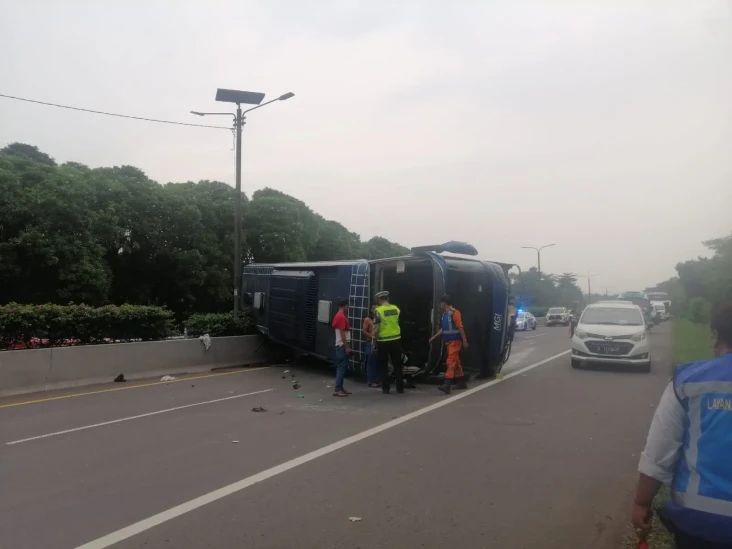 Bus Terguling di Cipularang,...