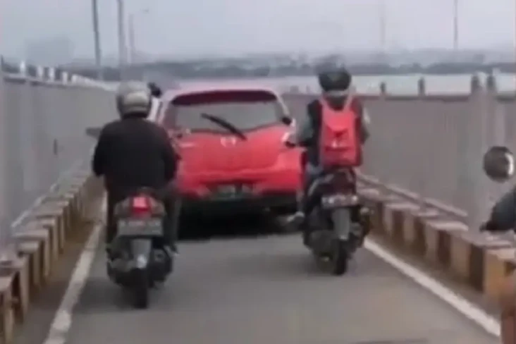 Viral! Mobil Terekam...