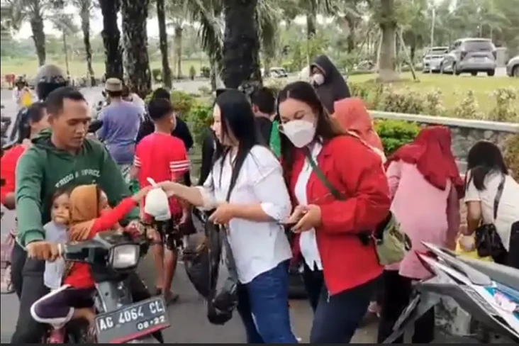 Warga Kediri Serbu Pembagian...