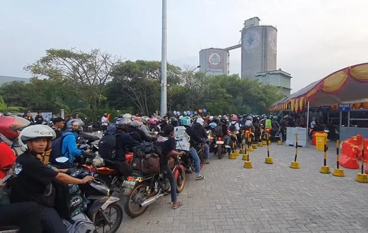 Antrean Motor hingga...