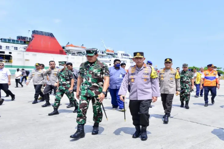 Tinjau Arus Mudik di...