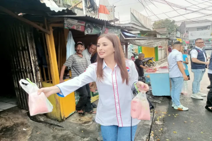 Borong Takjil di Manggarai,...