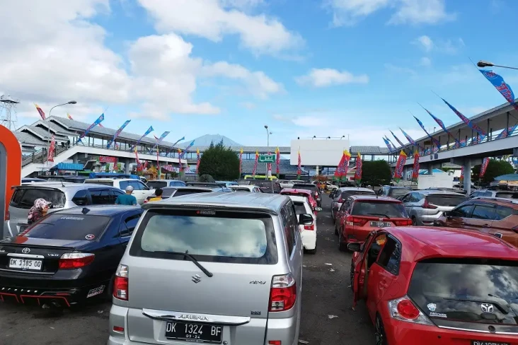 8 Jam Antre, Pemudik...