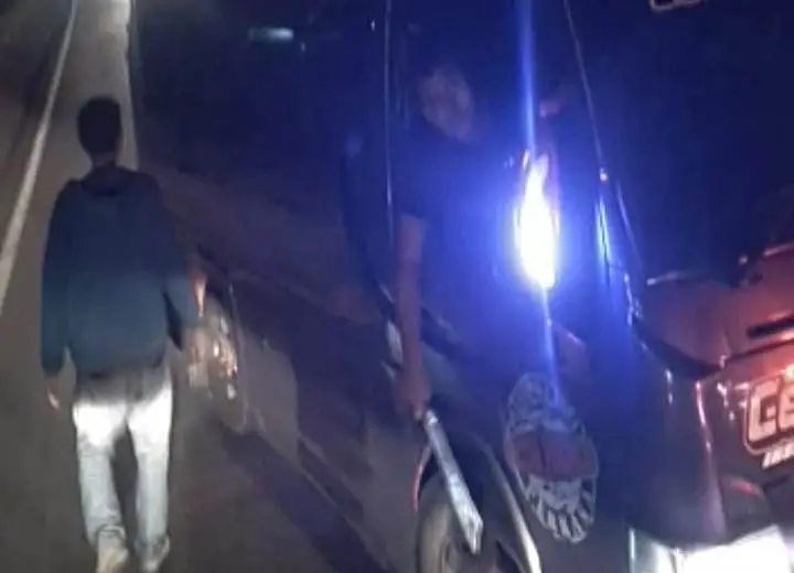 Viral! Sopir Elf Acungkan...