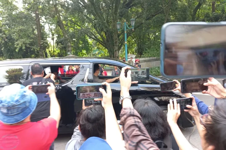 Tinggalkan Istana Batu...