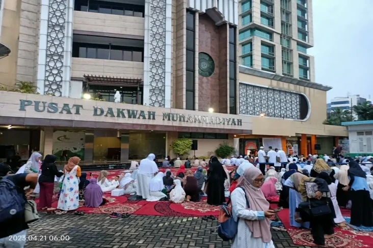 Ribuan Warga Ikuti Salat...
