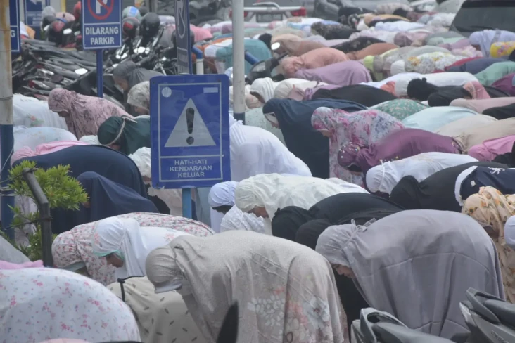 Potret Suasana Salat...