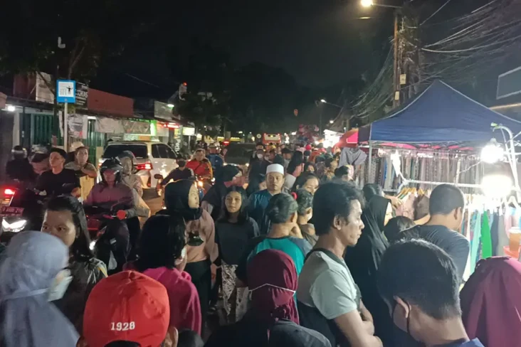 Ada Bazar Malam Takbiran,...