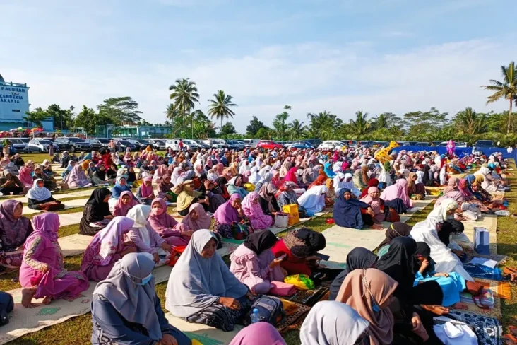 Ribuan Warga Lereng...