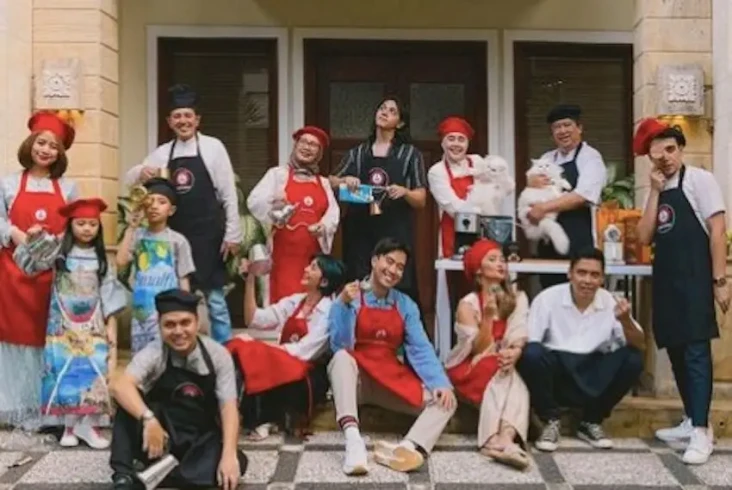 Tampil Nyentrik, Keluarga...