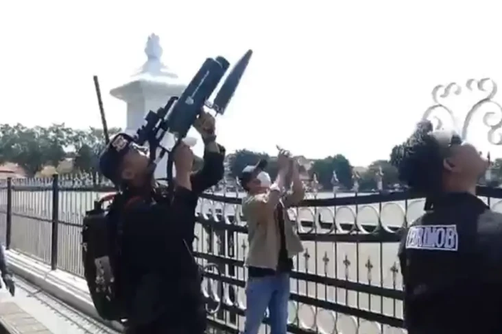 Detik-detik Brimob Tembak...