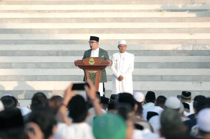 Ribuan Warga Padati...