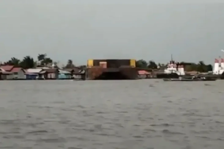 Puluhan Rumah di Tepi...