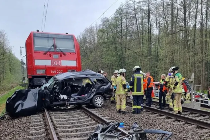 Kereta Tabrak Mobil...