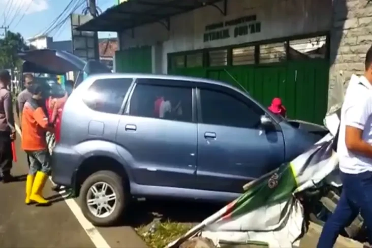 Mobil Tabrak Tembok...