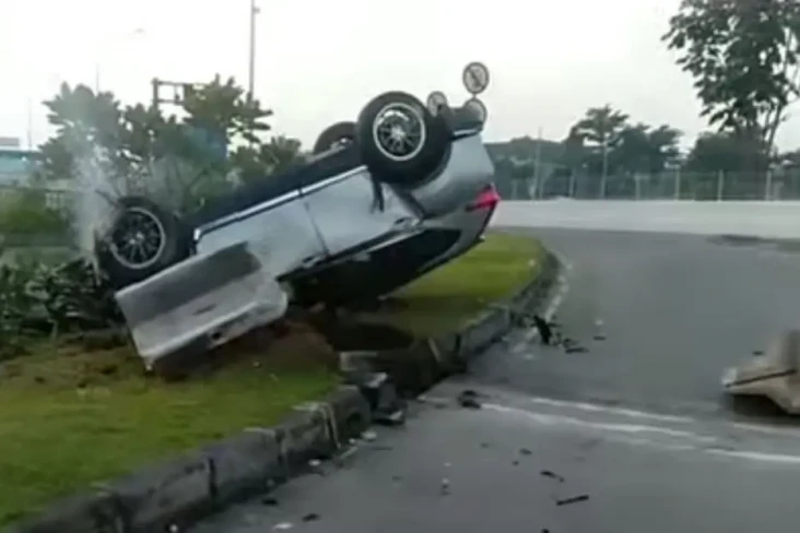 Mobil CRV Terguling...
