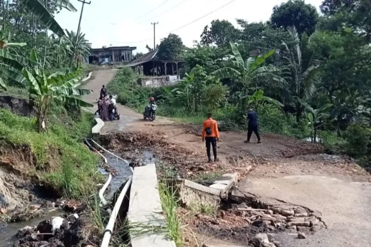 Pergerakan Tanah di...