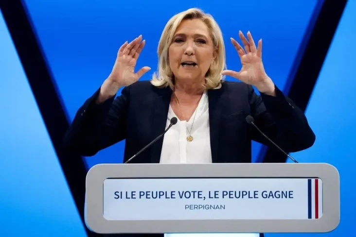 Macron Peringatkan Le...