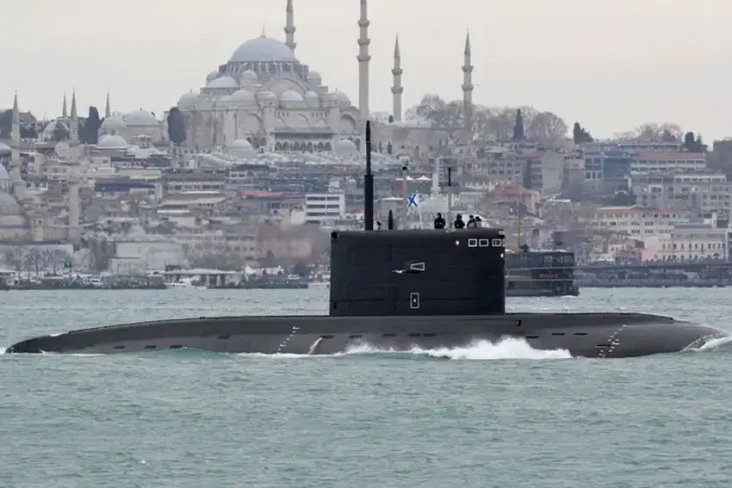 Kapal Selam Rusia Hancurkan...