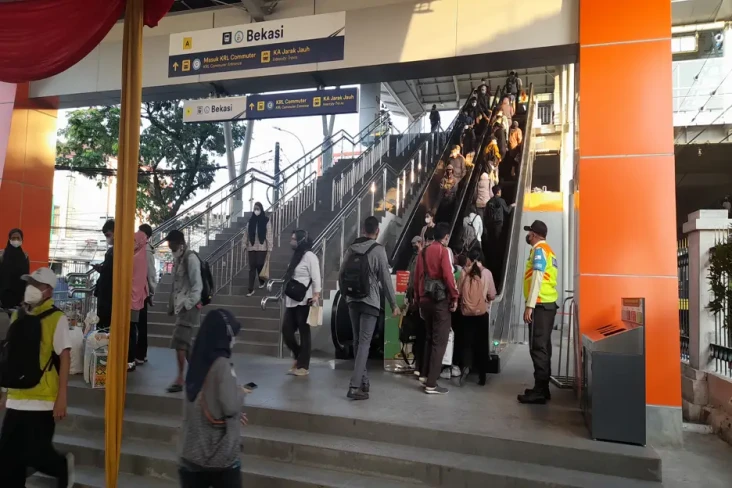 Hari Pertama Masuk Kerja,...