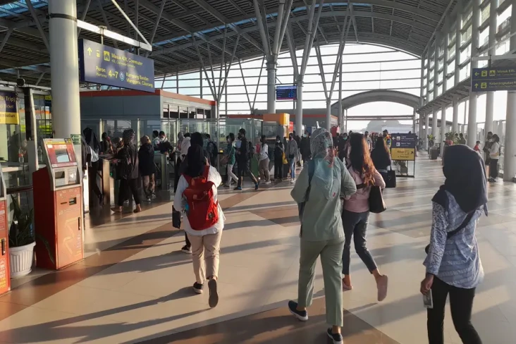 Naik KRL di Hari Pertama...
