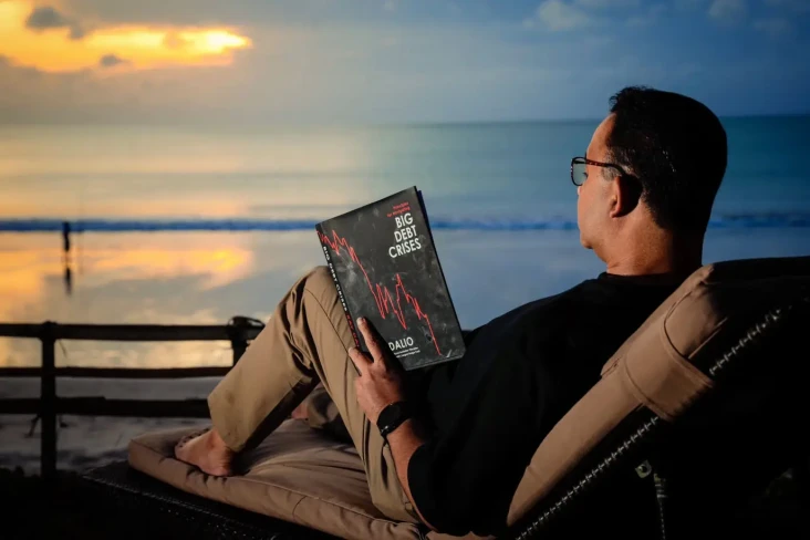 Anies Unggah Foto Baca...