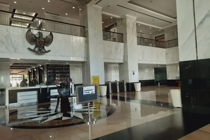 Hari Pertama Masuk Kerja,...