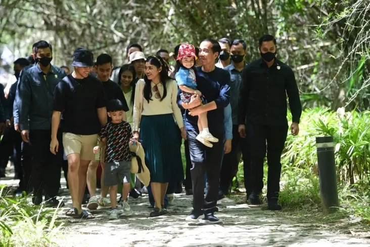 Jokowi Nyaris Santap...