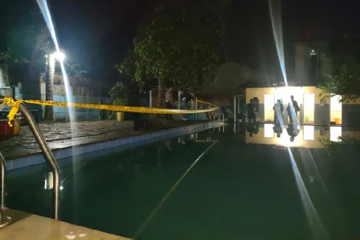 Ditinggal Orang Tua...
