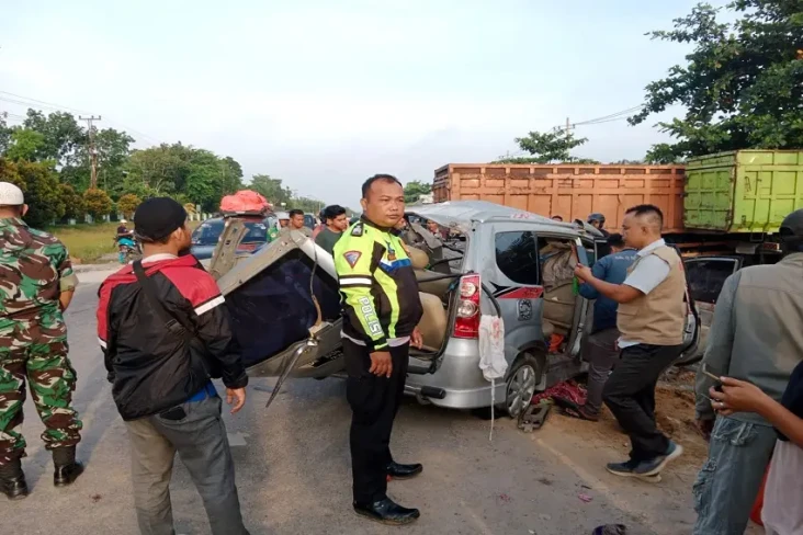 Avanza Tabrak Truk di...