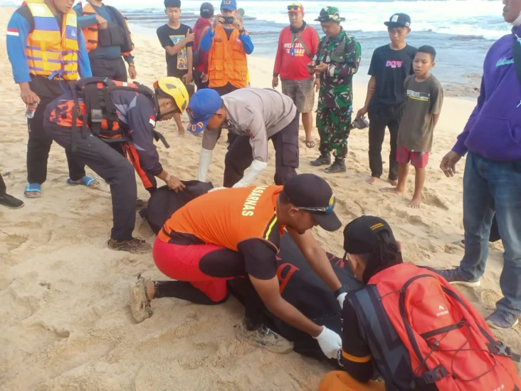 Hilang Terseret Ombak...